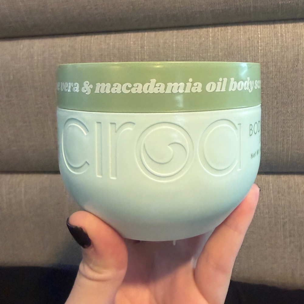 Ciroa Aloe Vera and Macadamia Oil Body Scrub